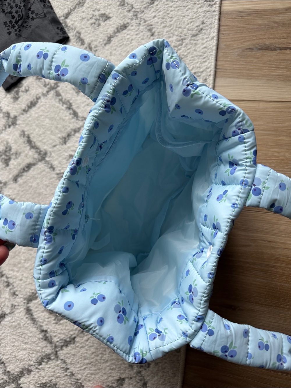 ELLO PUFFER LUNCH TOTE in a blue blueberry pattern - Picture 6 of 7